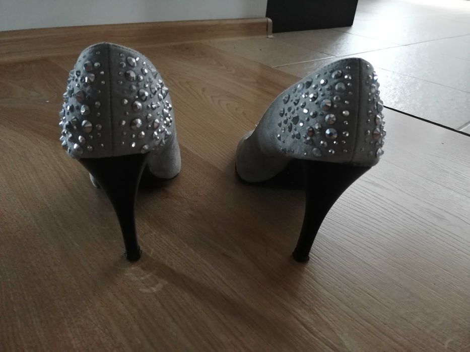 Szare buty na obcasie z dżetami
