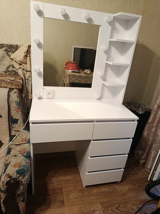 Стол туалетный, макияжный, с подсветкой и розетка новый!!!