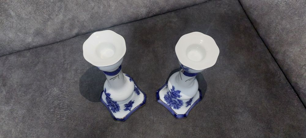 Par de Castiçais de Porcelana Azul e Branco