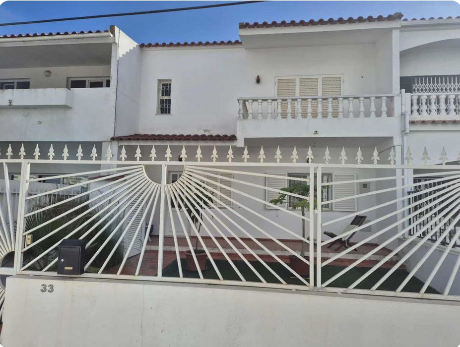 A venda. Vivenda em banda V3 Gambelas.