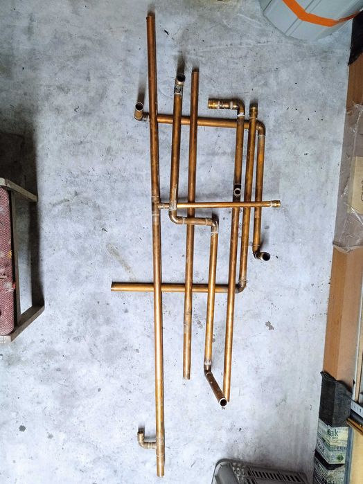 Zestaw rur i śrubunków po demontażu kotłowni