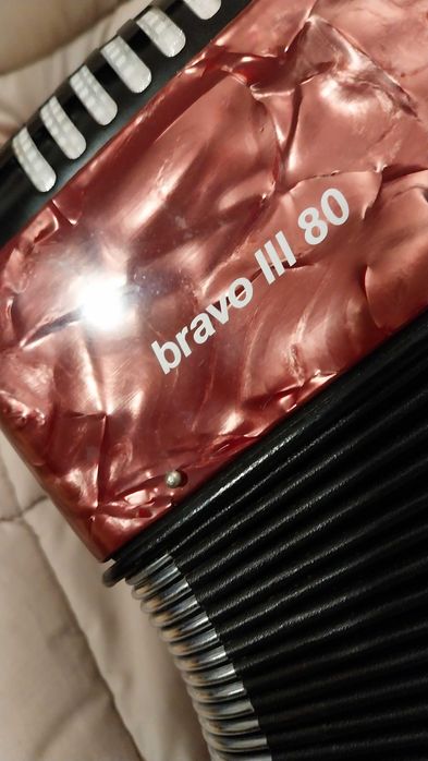 Acordeon hohner bravo lll 80, bem conservado, com pouco uso.