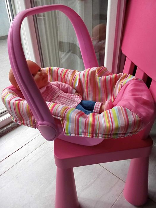 ovo e boneca de brincar