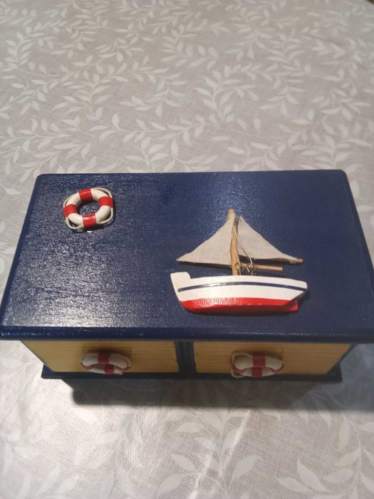 Caixa em madeira estilo náutico.