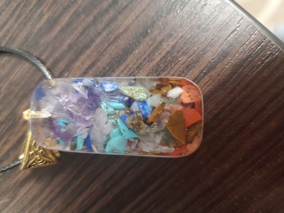 Продам кулон с натуральными камнями в эпоскидной смоле,