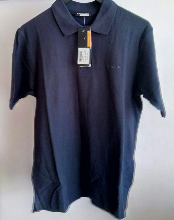 Футболка поло темно-синего цвета.