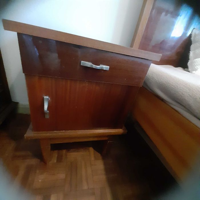 Quarto com cama+ mesa de cabeceira+ cómoda + espelho