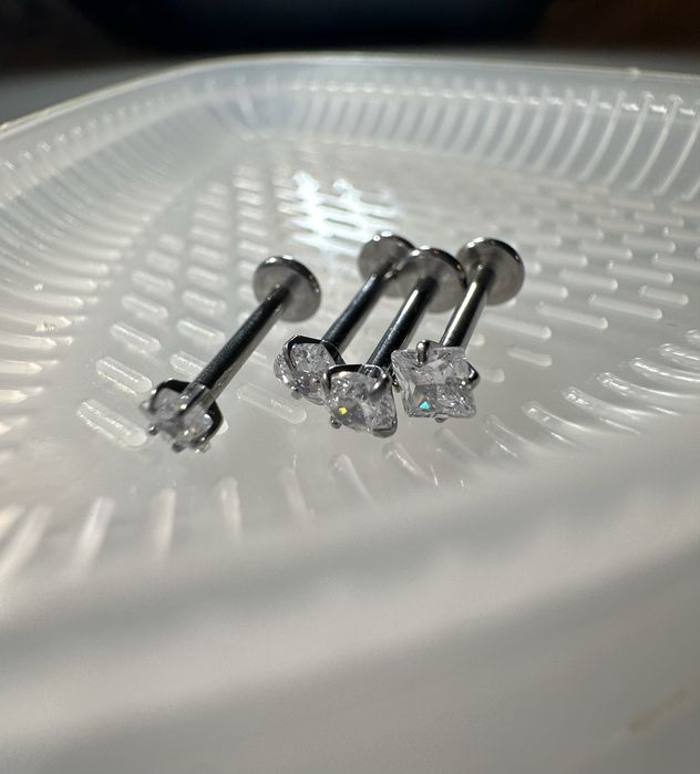 Титановий пірсинг лабрет з камінням фіаніт пірсинг в хрящ вухо ніс