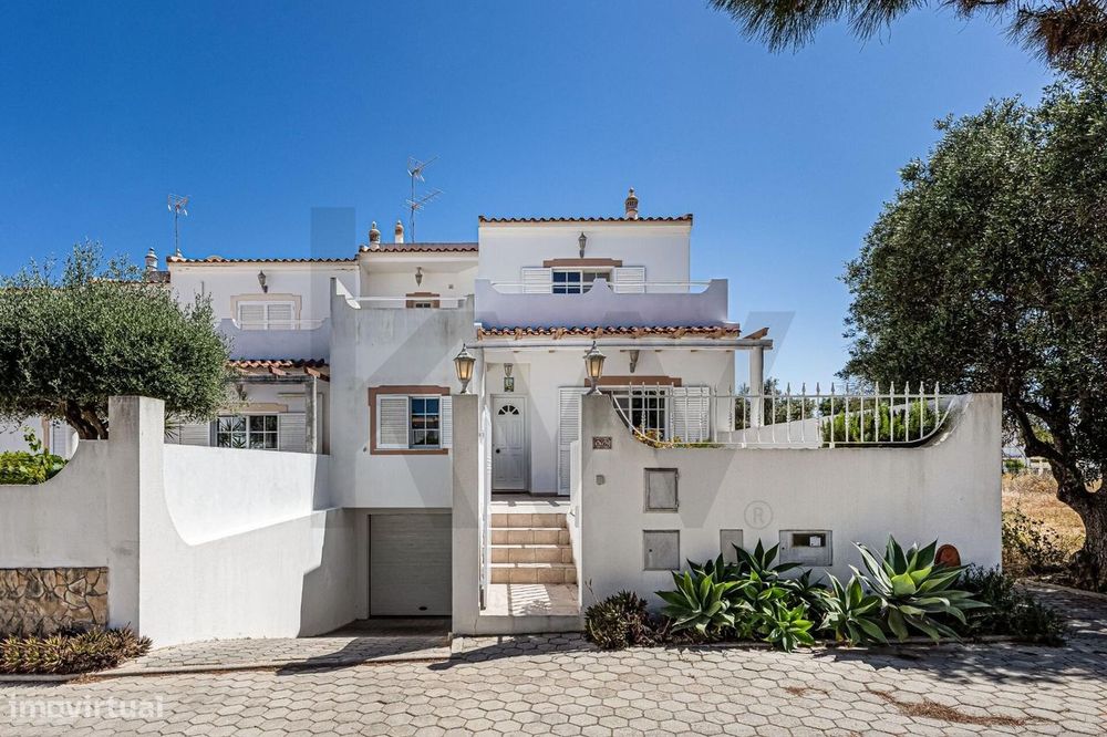 Moradia T3+1 com garagem em Armação de Pêra! Vista-mar.