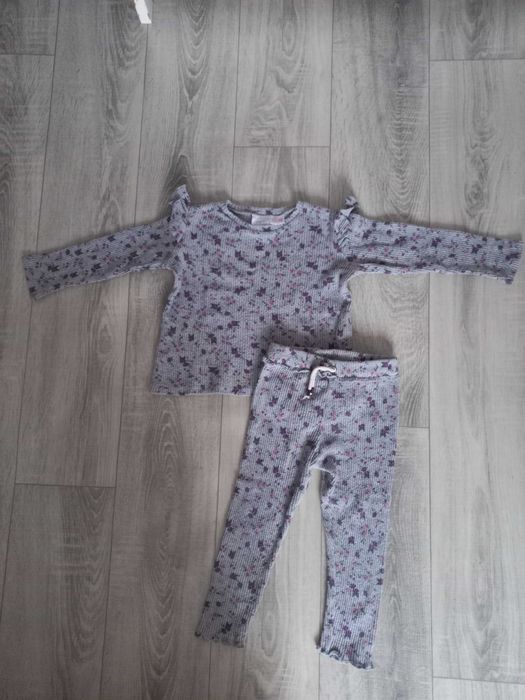 Szary komplet w kwiaty zara rozmiar 98
