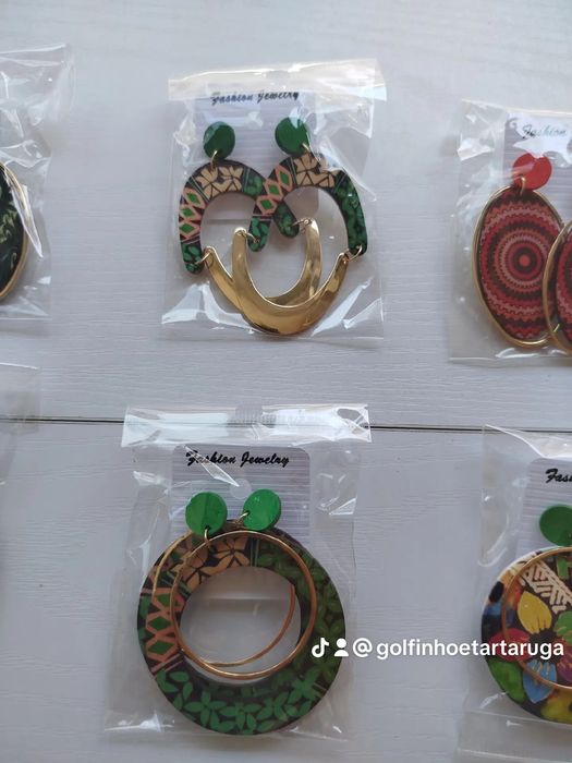 Brincos madeira e metal artesanal