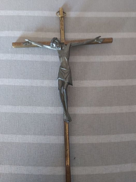 Crucifixo em metal