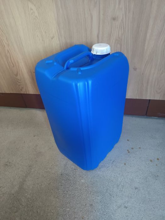 Jarricans de 25L.