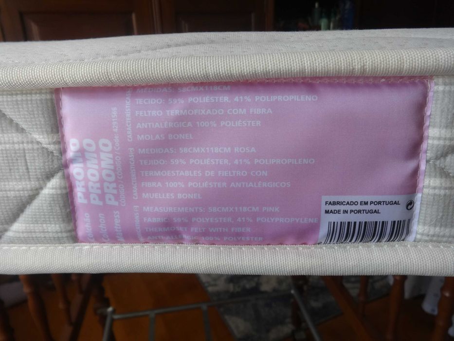 Cama de criança em madeira com colchão