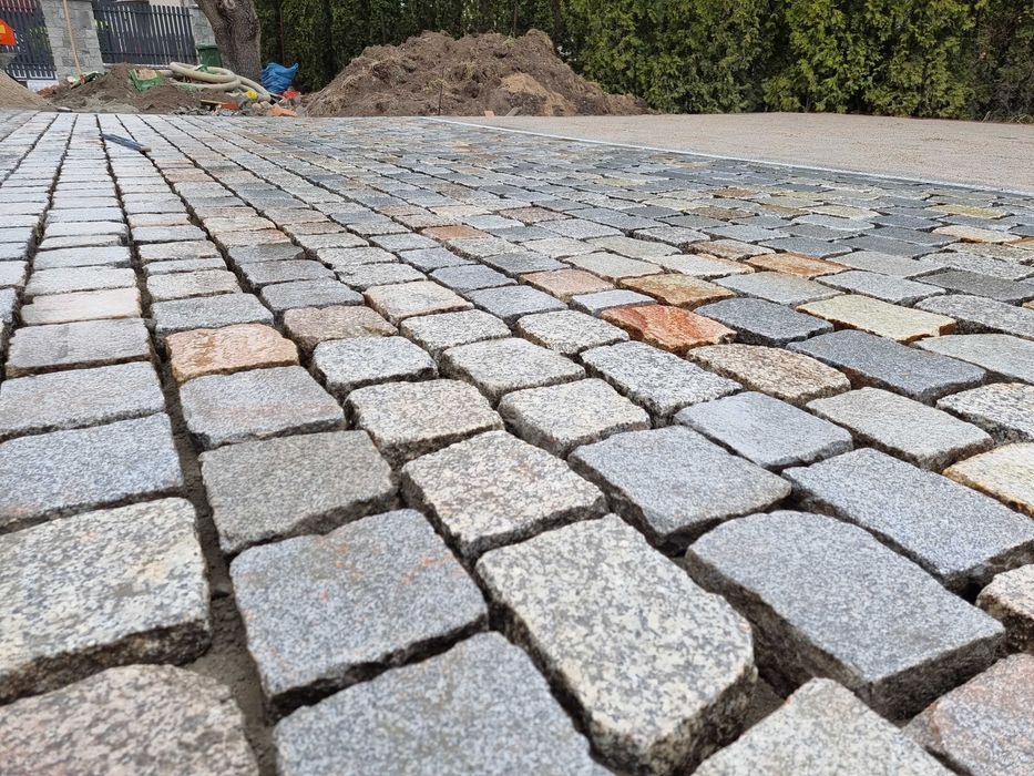 Kostka granitowa cięta płomieniowana bruk kamień polny łupany starobru