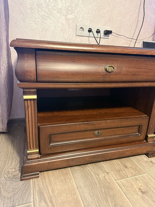 Комплект меблів  в класичному стилі.
