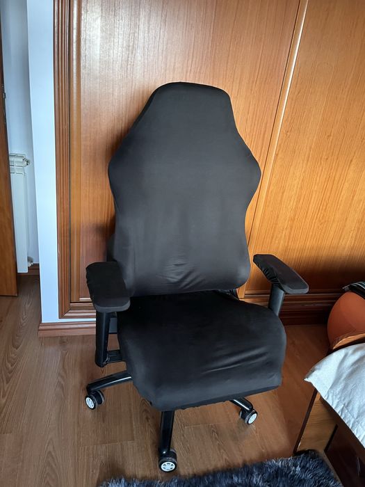 Cadeira gaming branca e preta