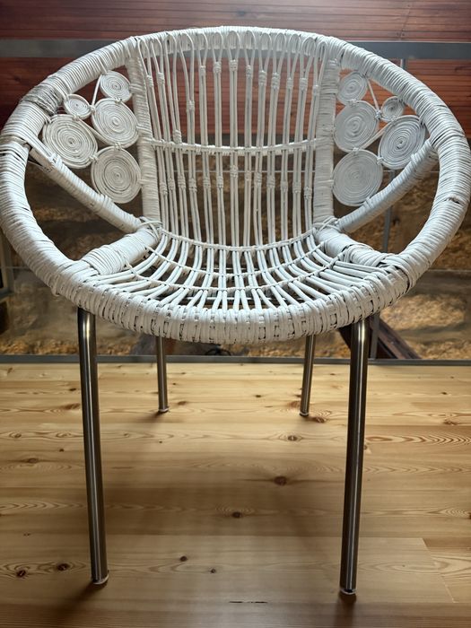 Conjunto de cadeiras e mesa em verga