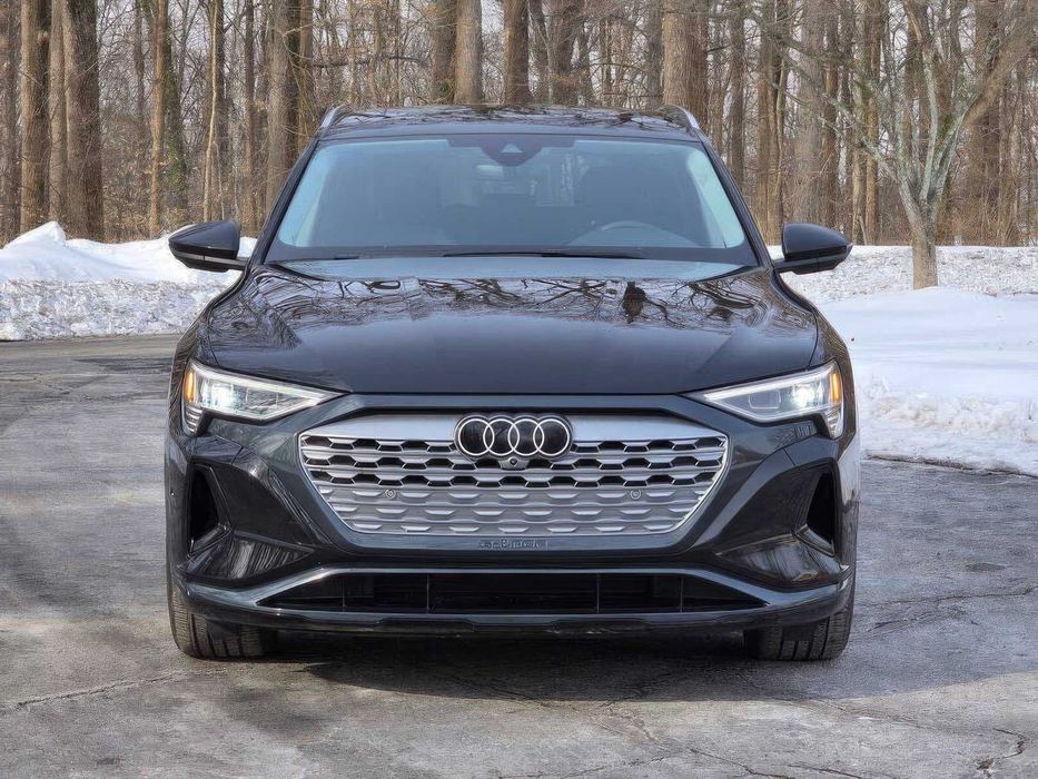 Audi Q8 e-tron      2024
