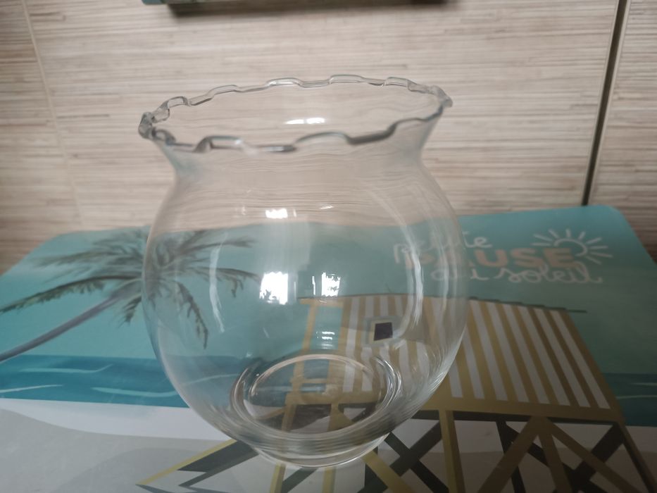 Szklany wazon z falbanką, tak zwana Falka  wysokość 13 cm