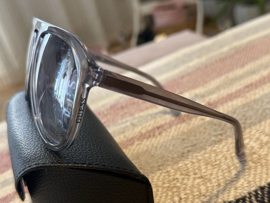 Сонцезахисні окуляри  GUESS з Европи