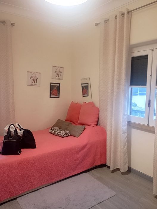Alugo quarto em moradia de dois andares