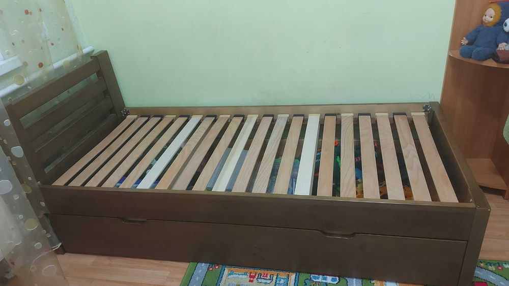 Кровать з масиву дерева в ідеальному стані