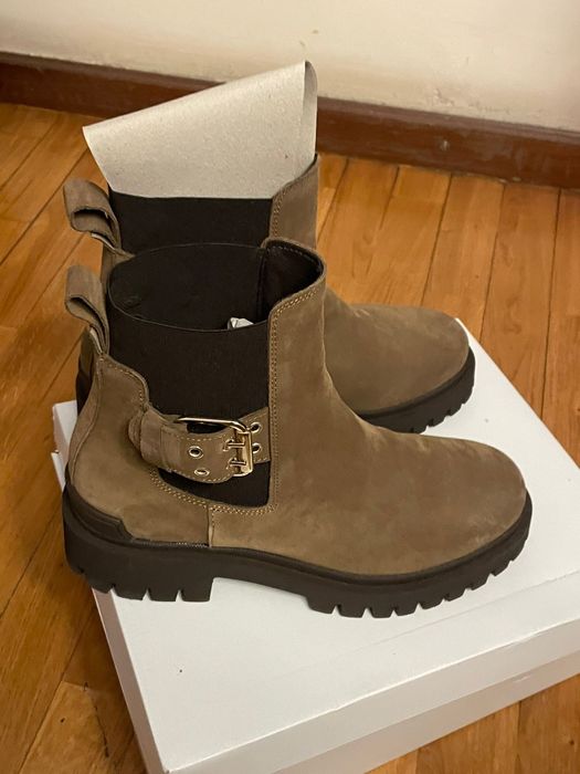 Botas Chelsea em camurça