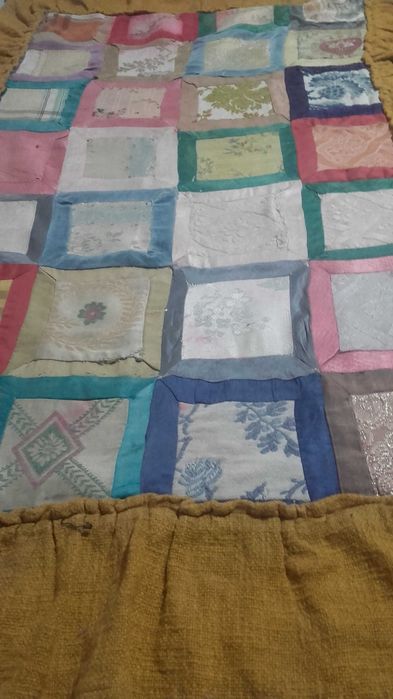 Manta muito antiga de retalhos de tecidos