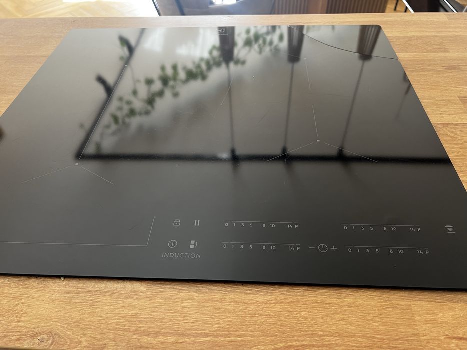 Uszkodzona plyta indukcyjna Electrolux , sprawna