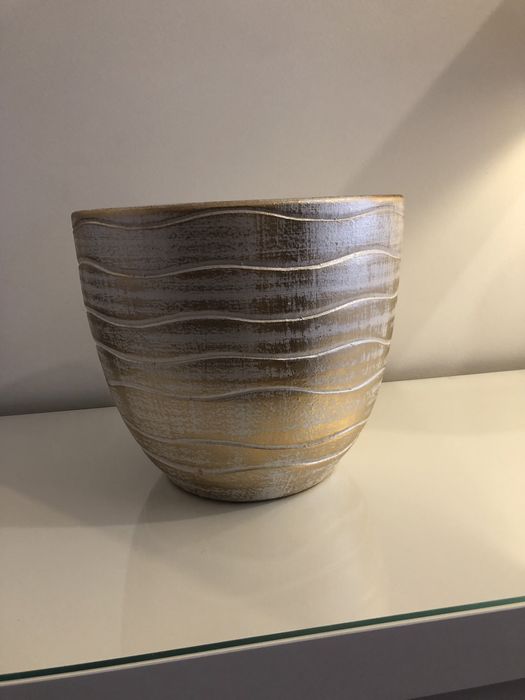 Pote em tons dourados, novo.