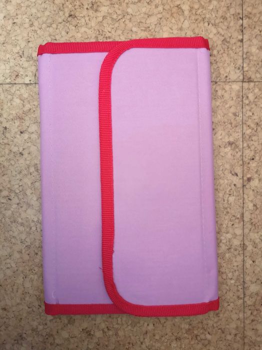 Capa/ estojo em lilás e vermelho e lápis de cor Tiger