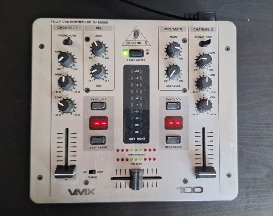Material Dj- 2 Numarks Axis 4 e mesa Behringer VMX 100