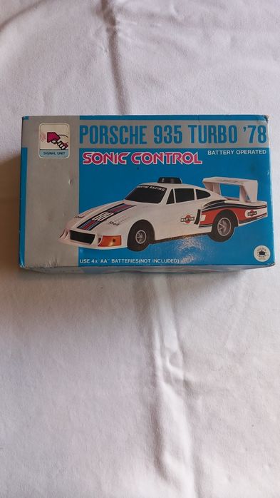 Porsche 935 Turbo em escala, apresentando a icônica pintura "Martini Racing".