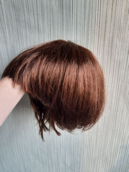 Перука карнавальна каре з чубчиком