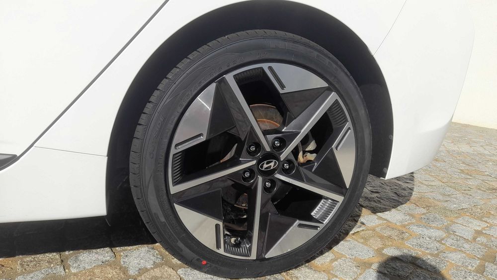 Pneus 215 45 18 93w com 99% de piso, "novos".