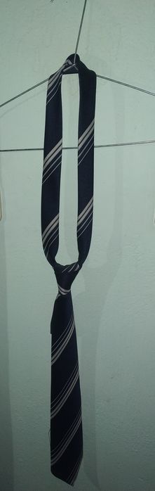 Elegancki granatowy krawat w białe prążki z lat 80-tych