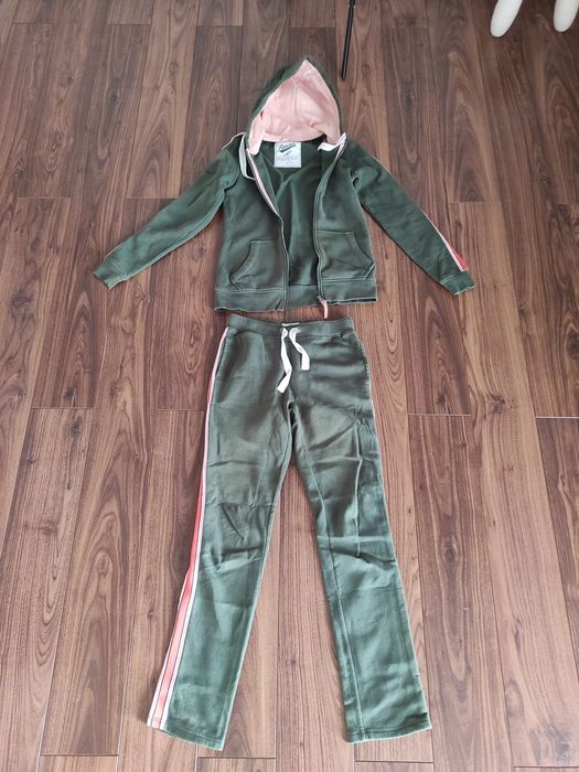 Ocieplany na misiu dres dziewczęcy esmara oliwkowy z paskami po bokach