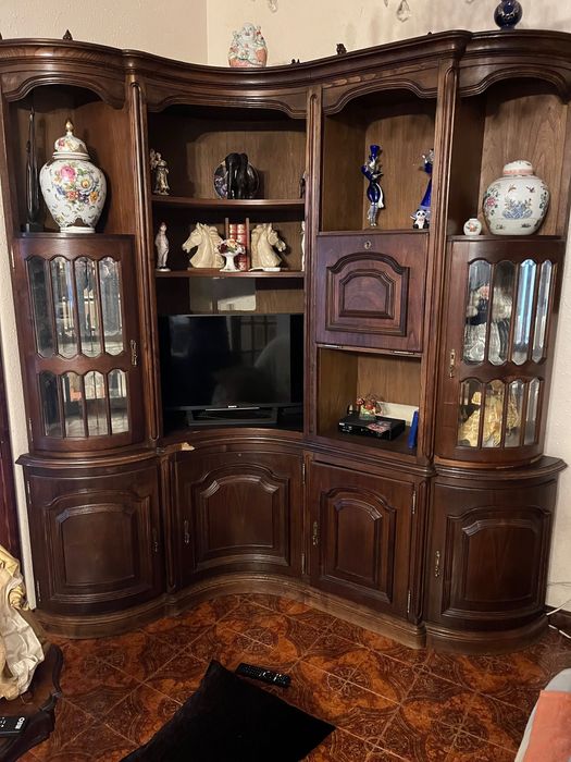 Móvel em madeira maciça