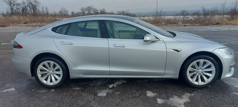 Тесла модель S 2017 г.