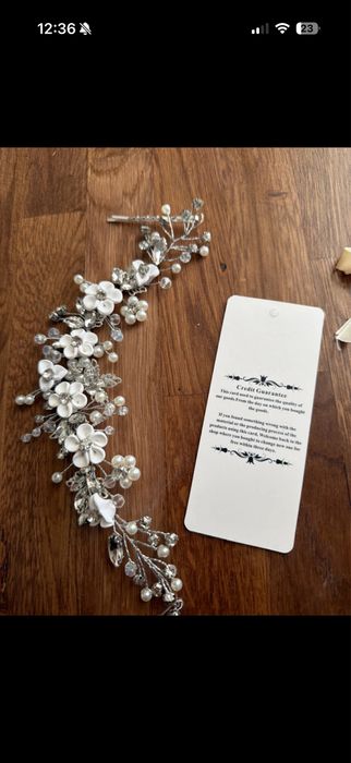 Kwiatowa opadka do wlosów dla Panny Młodej