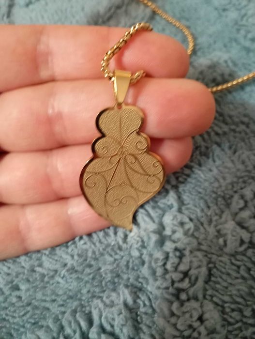 Colares e brincos em inox