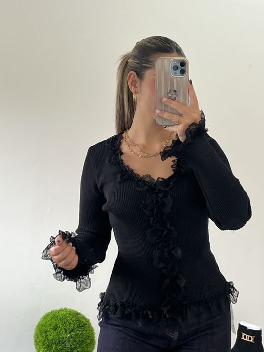 Camisola preta canelada com renda e folhos