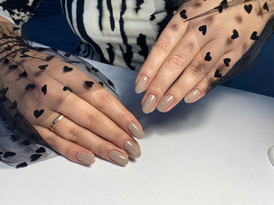 Зміцнення нігтиків гелем 550грн покриття гель лаком 500 , манікюр