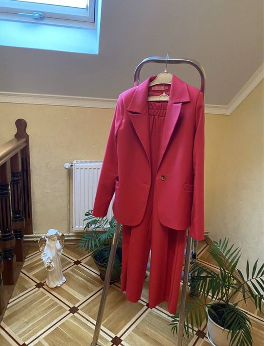 Розовий брючний костюм,600 грн.