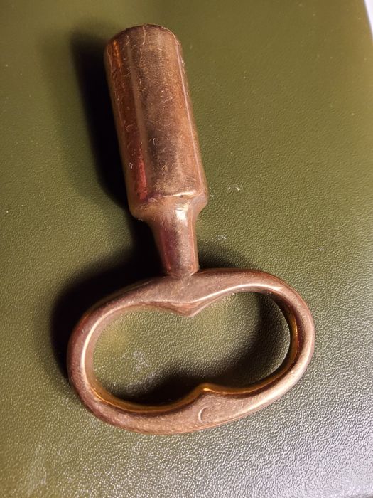 Klucz do zegara mosiężny.