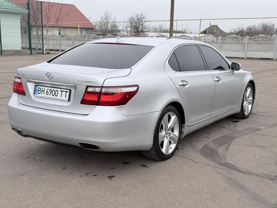 Lexus LS-460 Ottoman