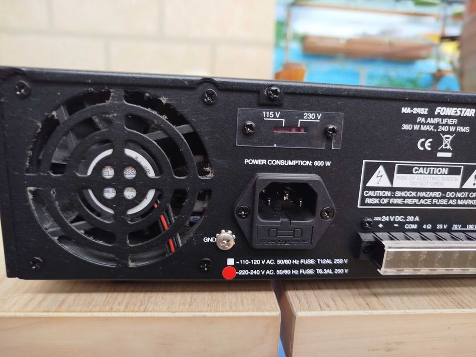 Amplificador com microfone e colunas