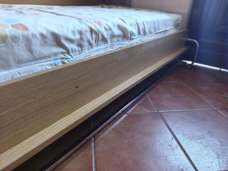 Quarto juvenil compacto com cama individual rebatível 90cm e estantes