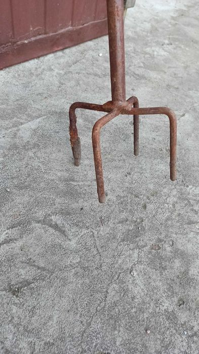 urządzenie/widły do sadzenia sadzonek ; robienia dziur w ziemi